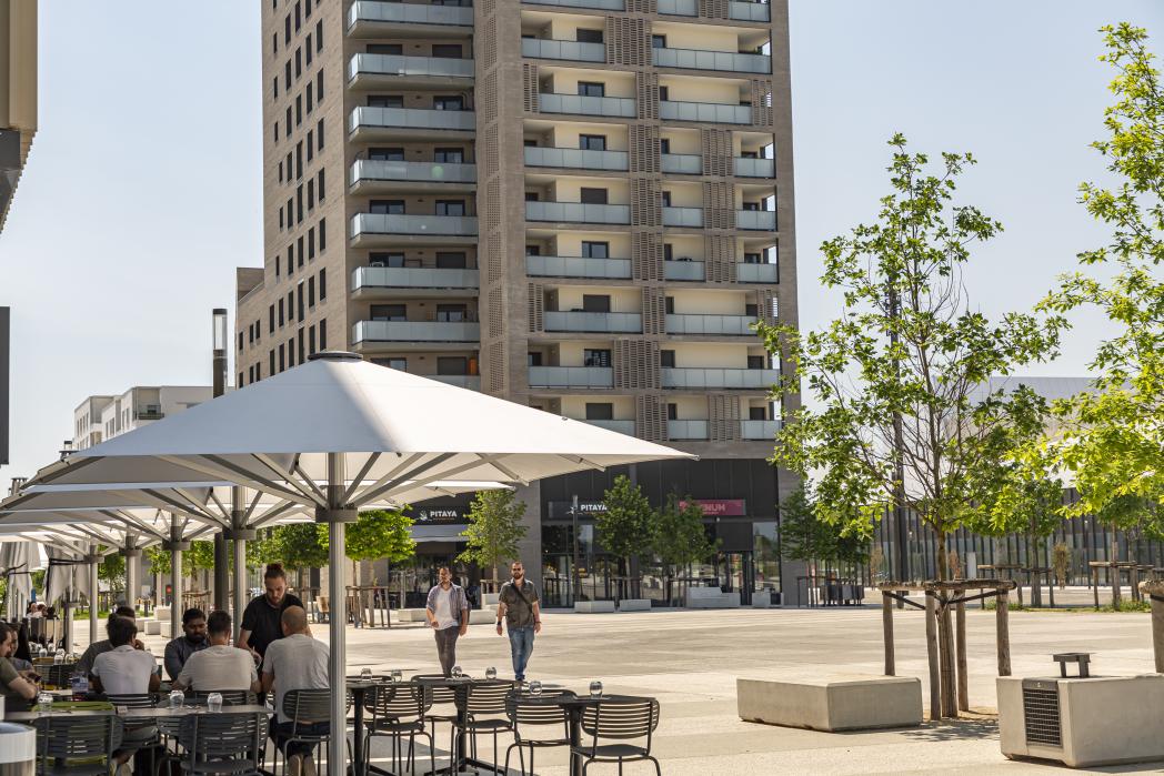 personnes assises sous un parasol