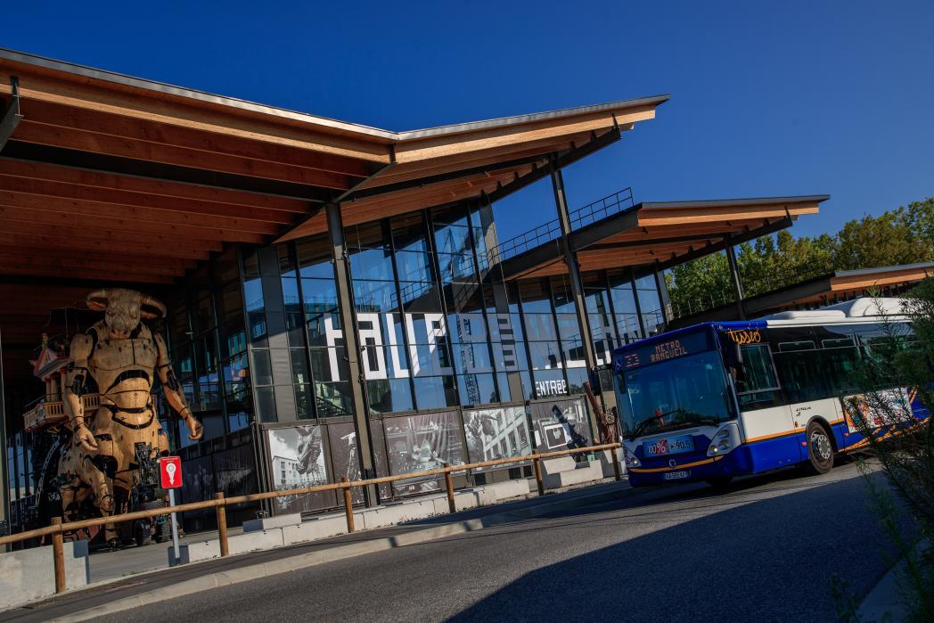 Bus devant hall de la machine